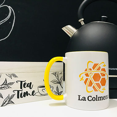 Primer plano de la tetera, té y taza